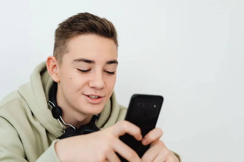 Move Over, TMZ: Your 19-Year-Old Discord Admin Is Scooping Entire Newsrooms Before Breakfast